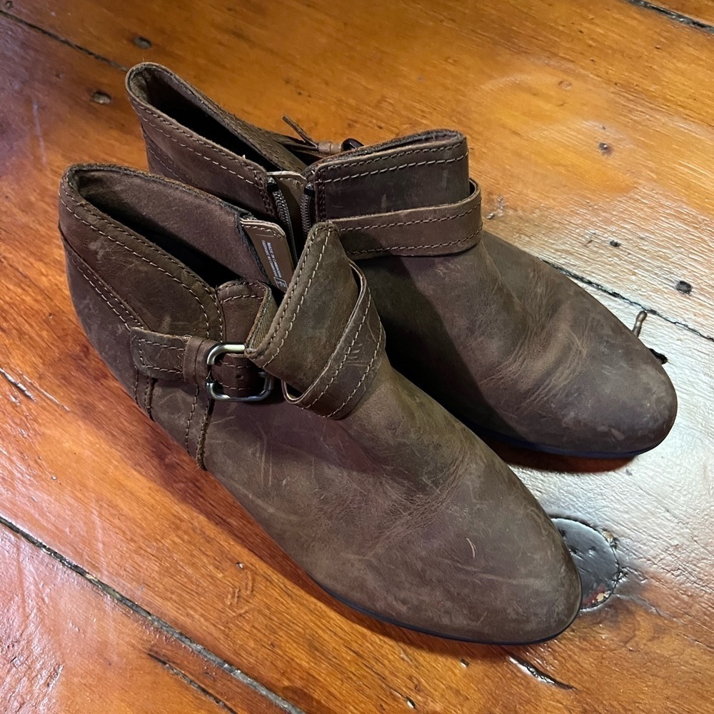 Clark’s low heel brown leather booties with silver buckle side zip women 9